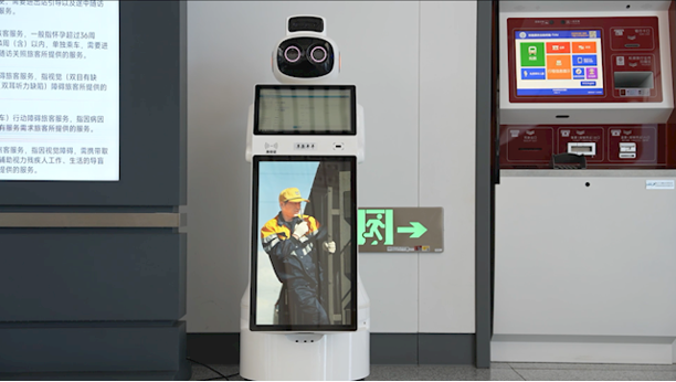 智能机器人亮相高铁站：简直全能(图1)